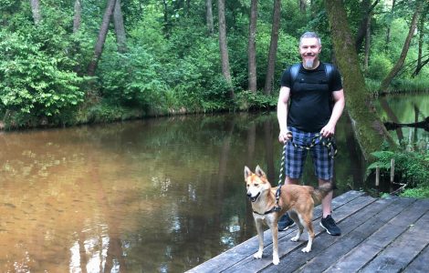 Photo of Dariusz Klupi and his dog.