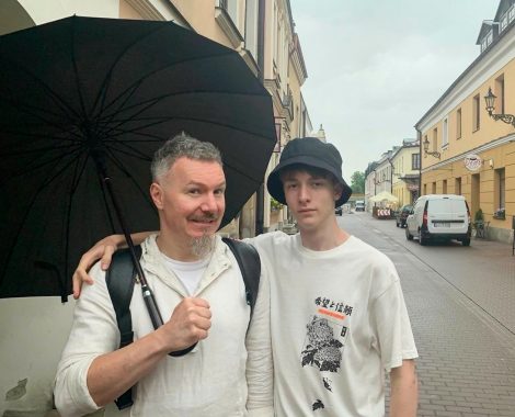 Photo of Dariusz Klupi and his teenaged son.